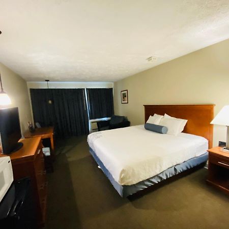 Fleetwood Inn Suites Cheboygan Exterior photo