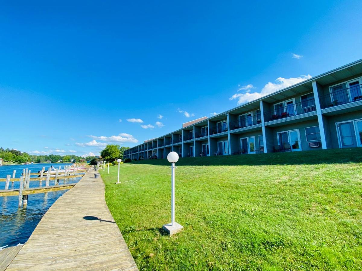 Fleetwood Inn Suites Cheboygan Exterior photo