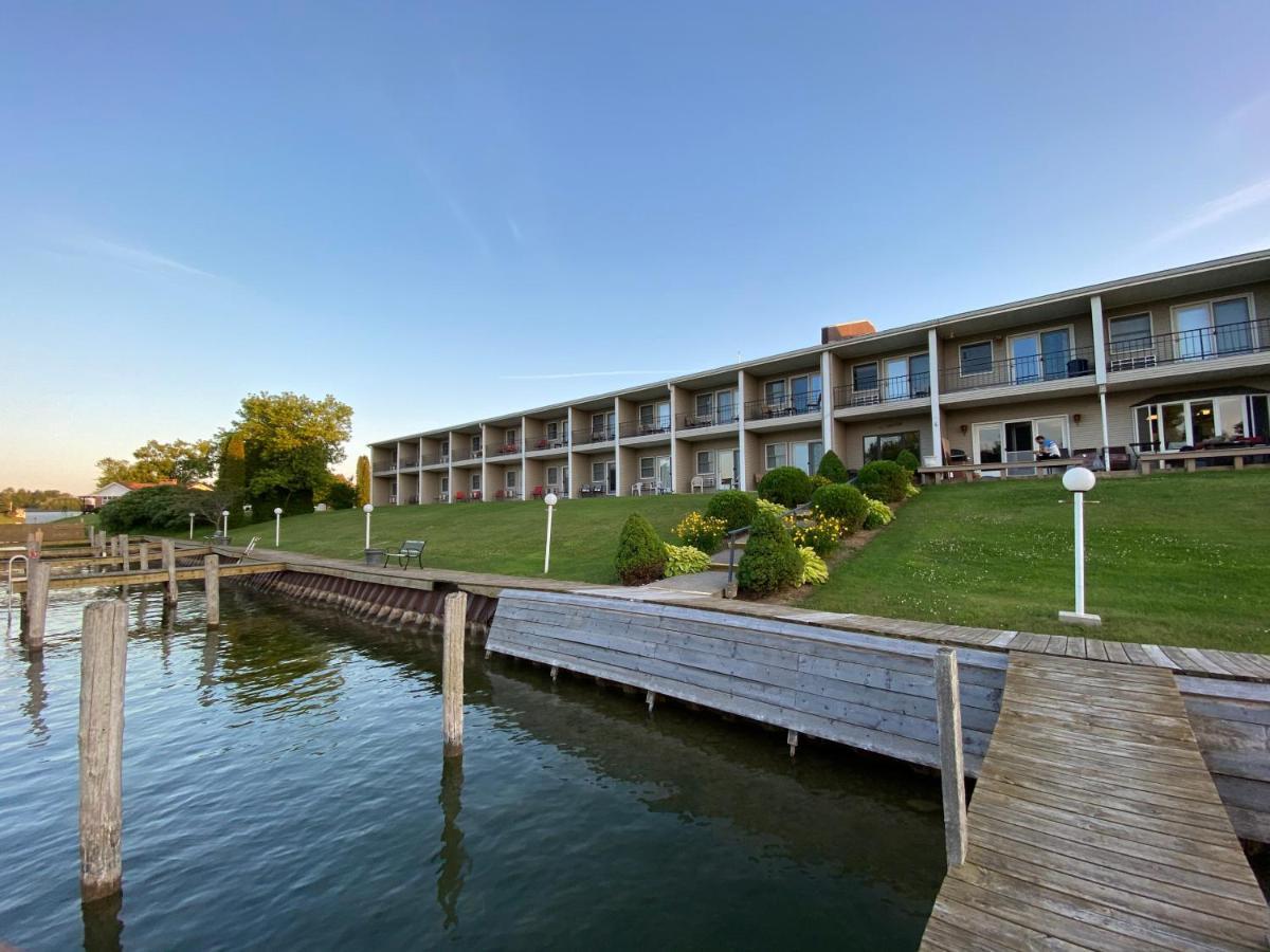 Fleetwood Inn Suites Cheboygan Exterior photo