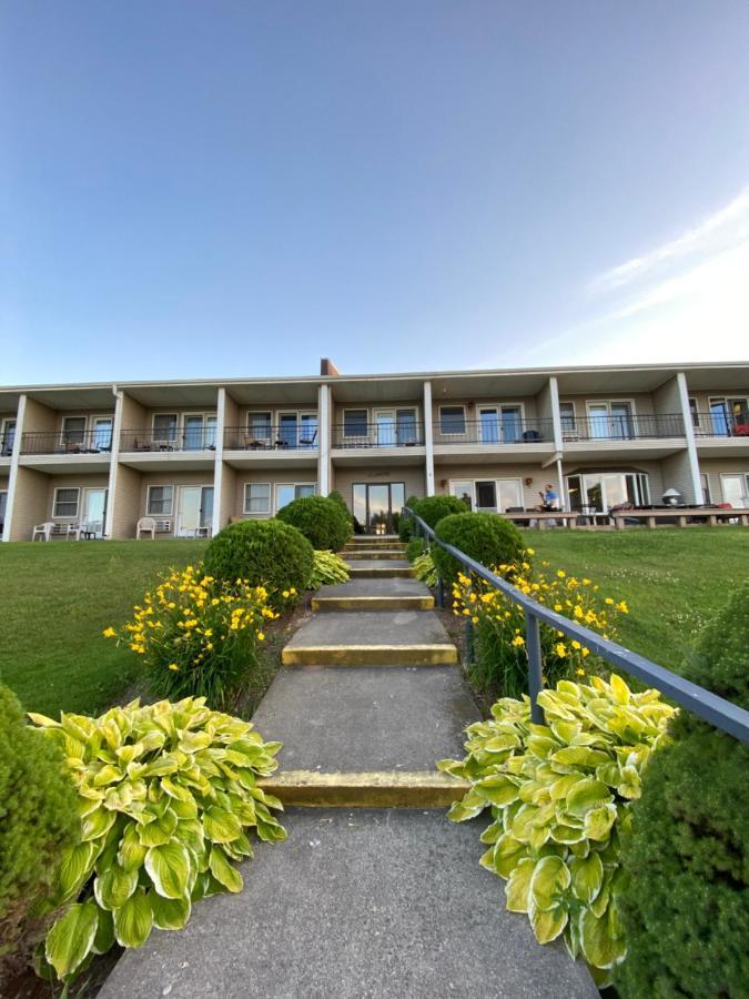 Fleetwood Inn Suites Cheboygan Exterior photo