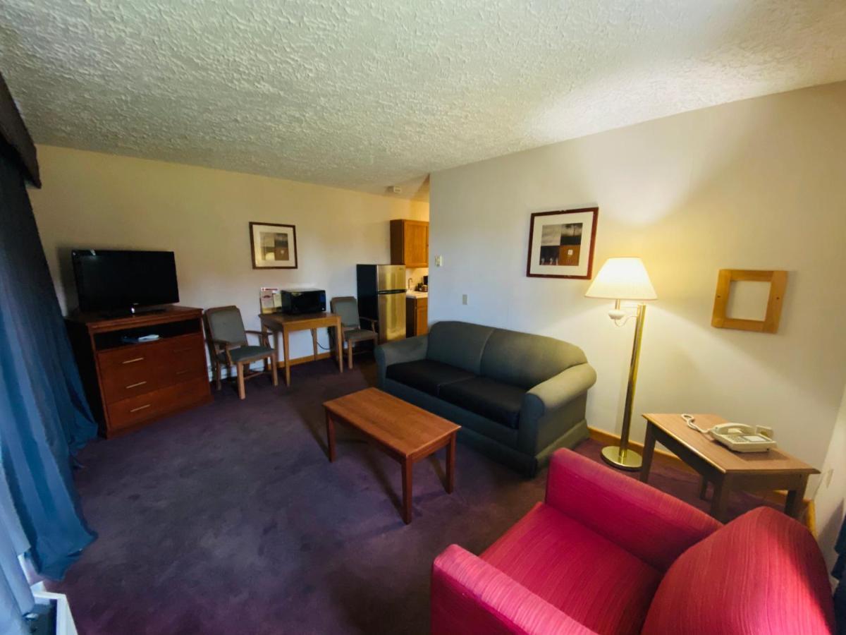 Fleetwood Inn Suites Cheboygan Exterior photo