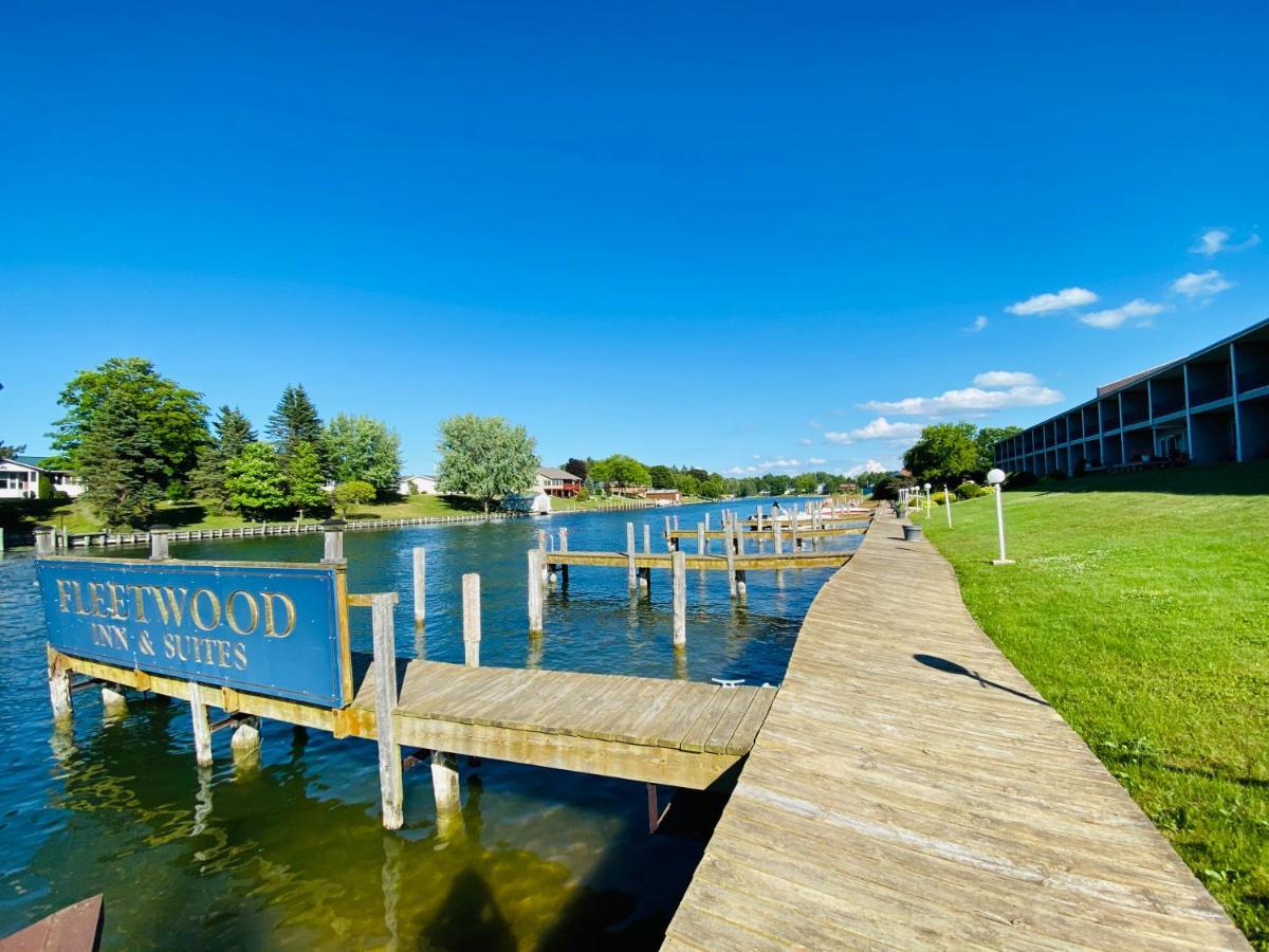 Fleetwood Inn Suites Cheboygan Exterior photo