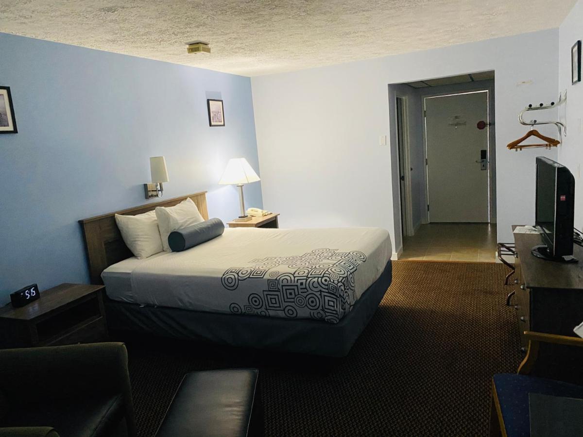Fleetwood Inn Suites Cheboygan Exterior photo
