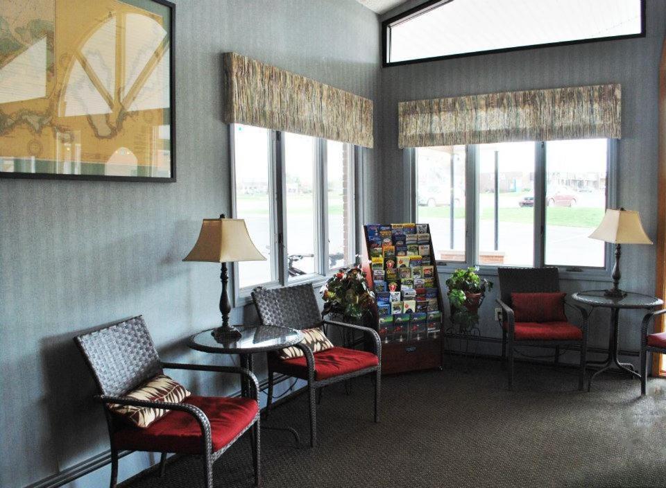 Fleetwood Inn Suites Cheboygan Exterior photo