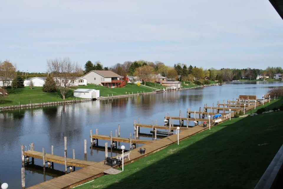 Fleetwood Inn Suites Cheboygan Exterior photo
