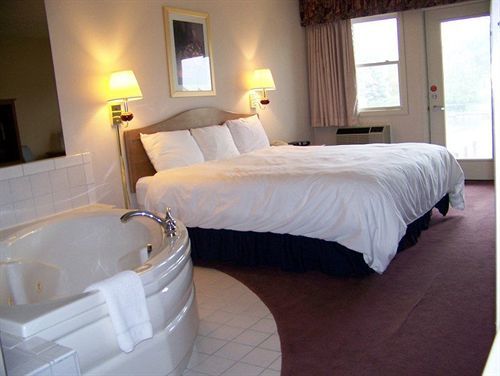 Fleetwood Inn Suites Cheboygan Exterior photo